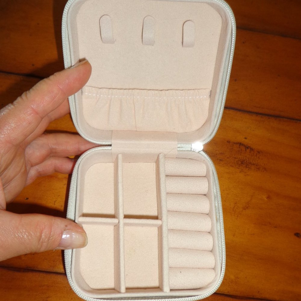 Travel Jewelry Storage Case Cream Compartments Zip Closure 4x4" Square